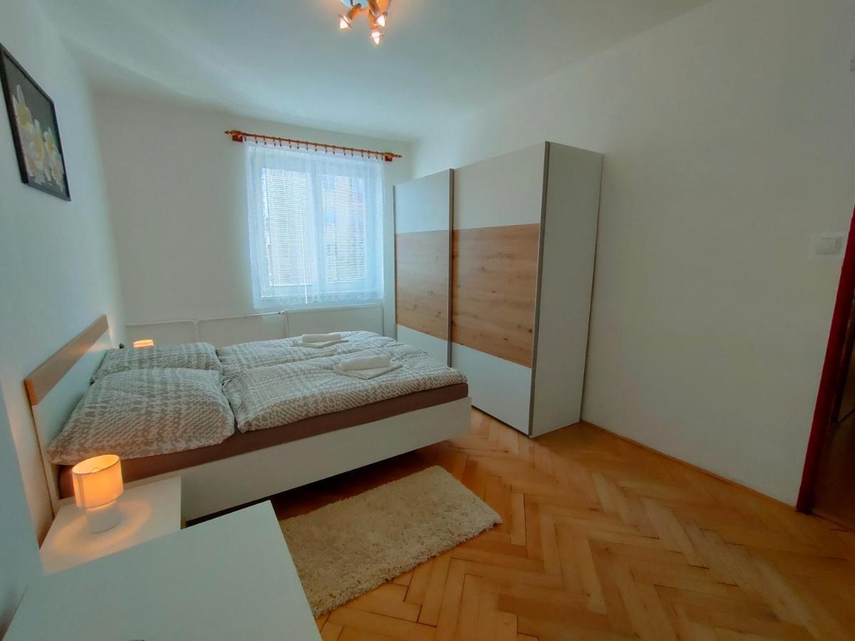 2-Iz. Byt V Tichej Lokalite S Bezplatnym Parkovanim Liptovský Hrádok Esterno foto
