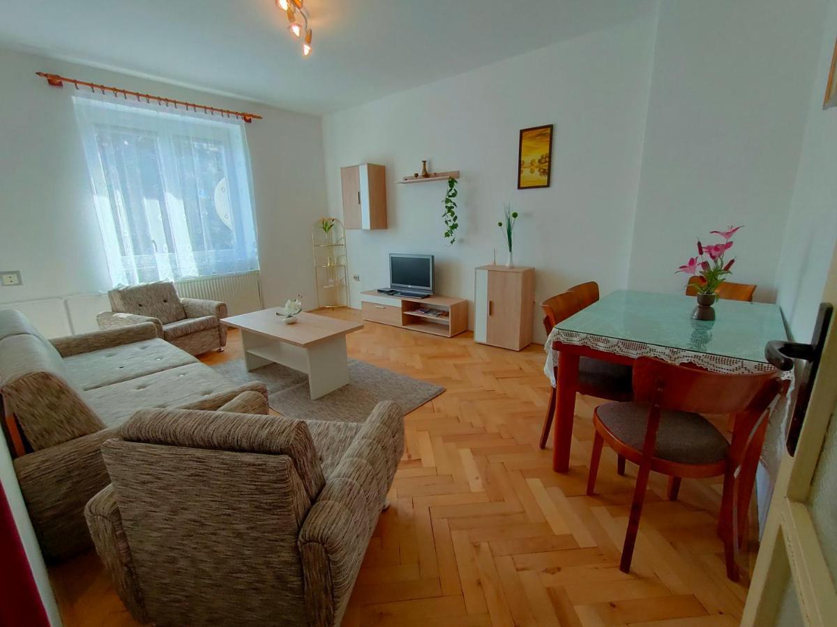 2-Iz. Byt V Tichej Lokalite S Bezplatnym Parkovanim Liptovský Hrádok Esterno foto