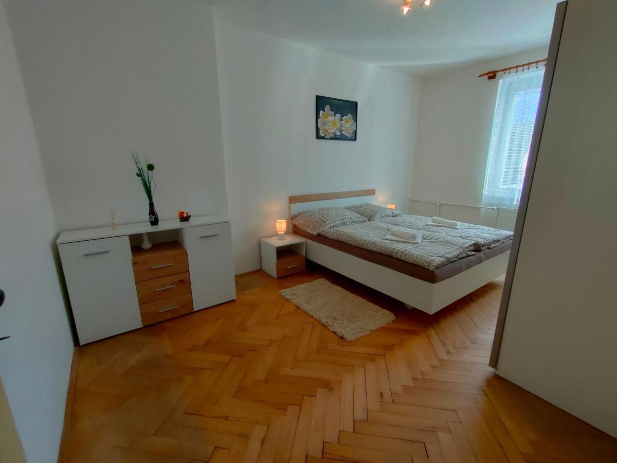 2-Iz. Byt V Tichej Lokalite S Bezplatnym Parkovanim Liptovský Hrádok Esterno foto