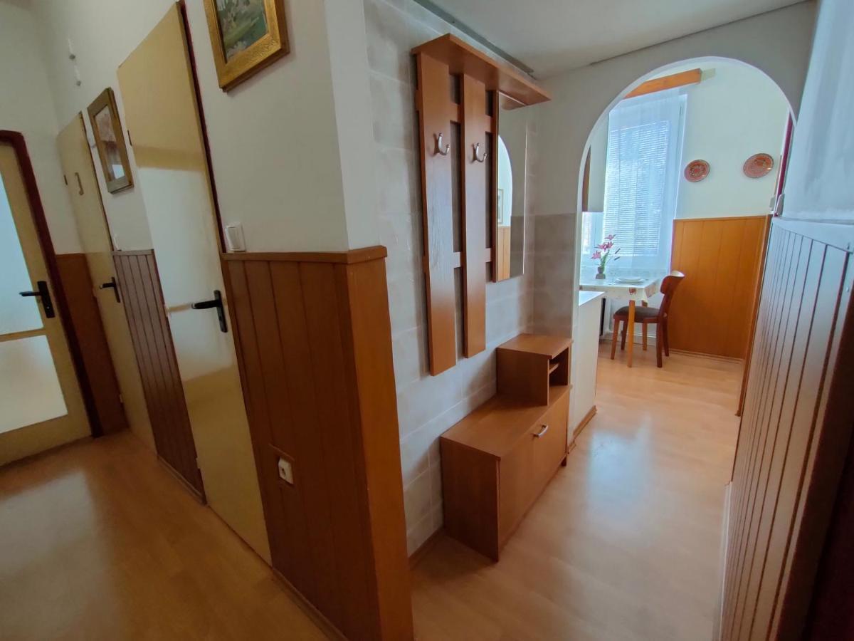 2-Iz. Byt V Tichej Lokalite S Bezplatnym Parkovanim Liptovský Hrádok Esterno foto