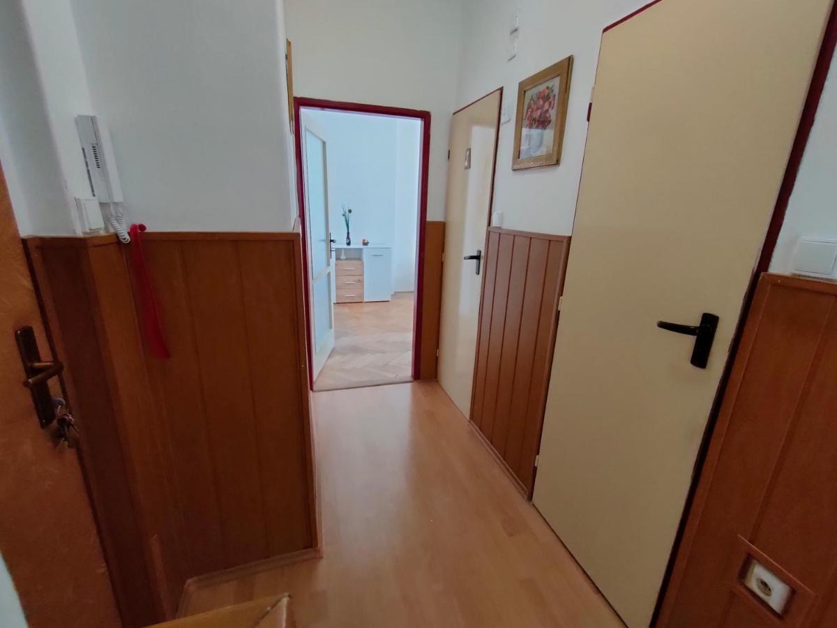 2-Iz. Byt V Tichej Lokalite S Bezplatnym Parkovanim Liptovský Hrádok Esterno foto